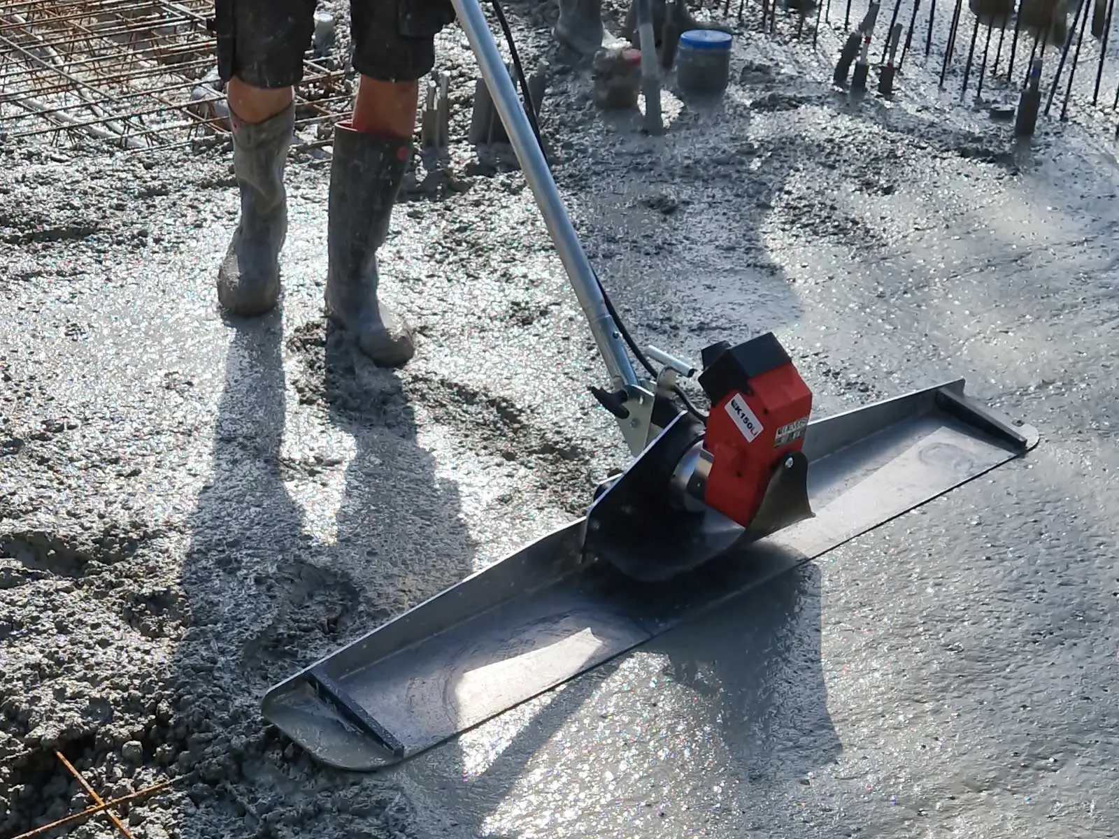 From foundation pours to power-trowelled floors — Lievers machines work wherever fresh concrete needs compacting, levelling and finishing.